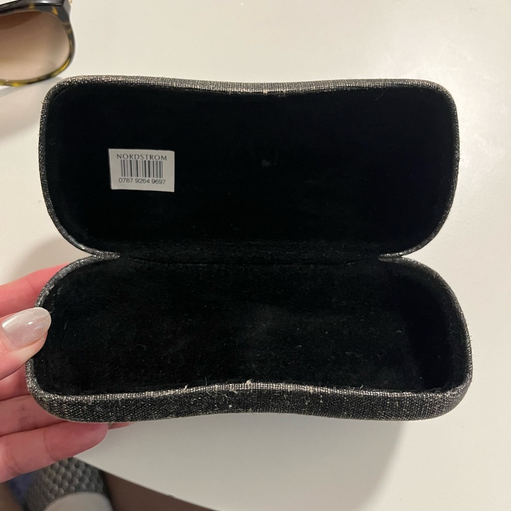 Authentic Chanel sunglasses with case. Good condition - Picture 7 of 11